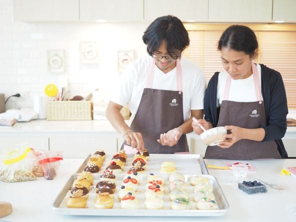 คู่เรียนตกแต่งโดนัทบนถาด