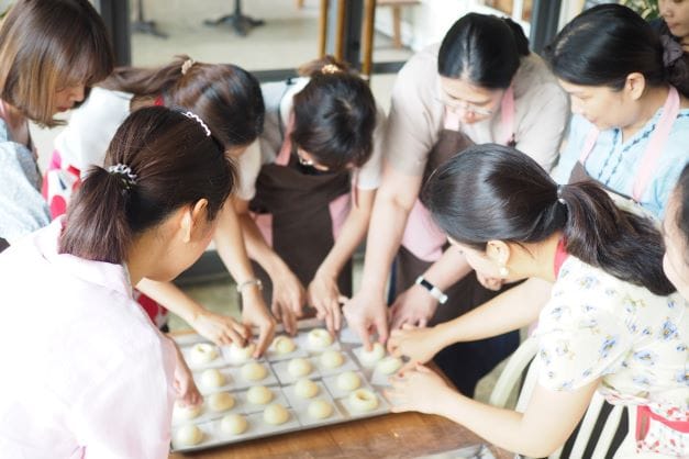 นักเรียนกลุ่มกำลังนวดแป้งในคลาสเรียน