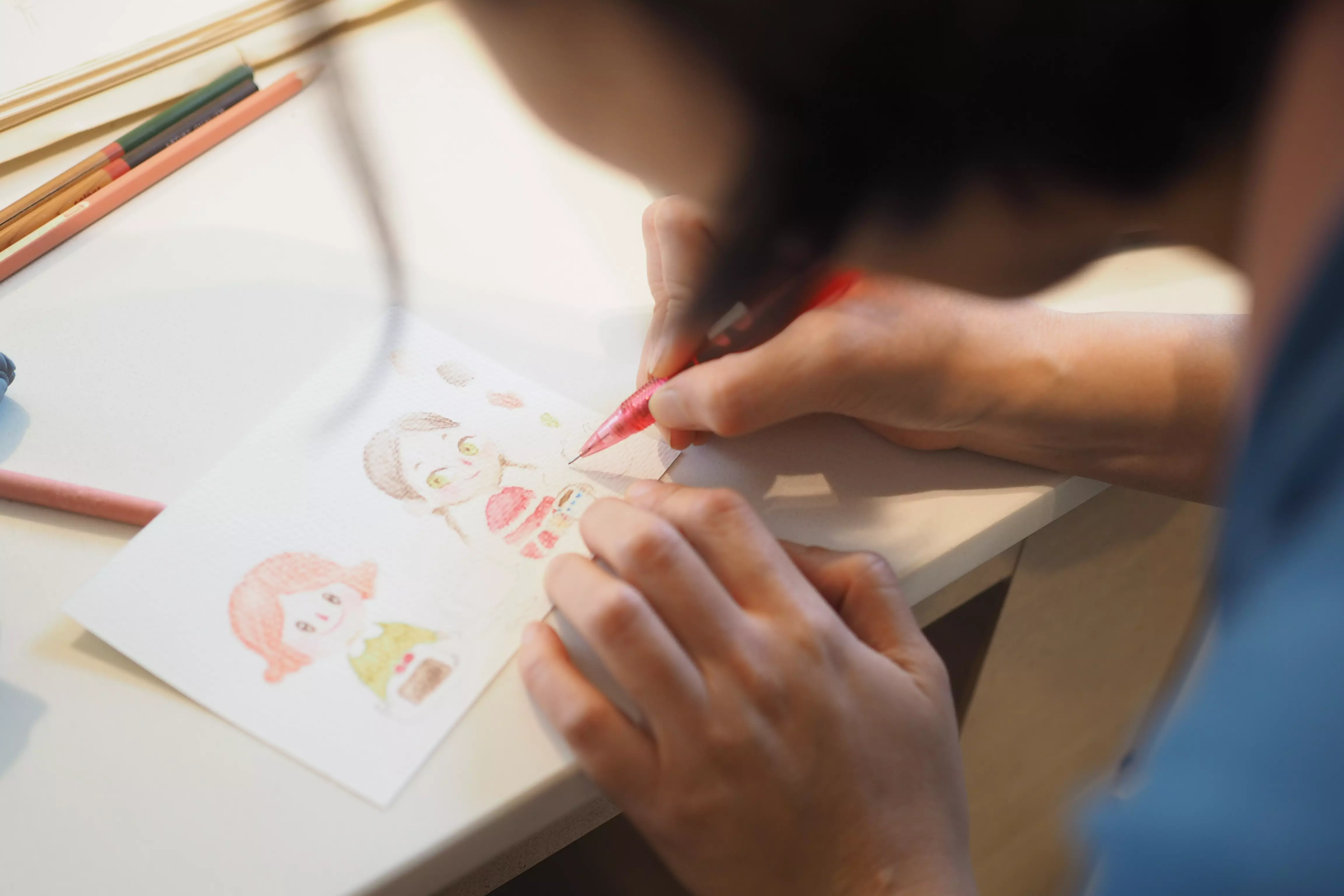 ตัดเส้นโปสการ์ดตัวการ์ตูนด้วยปากกาแดง